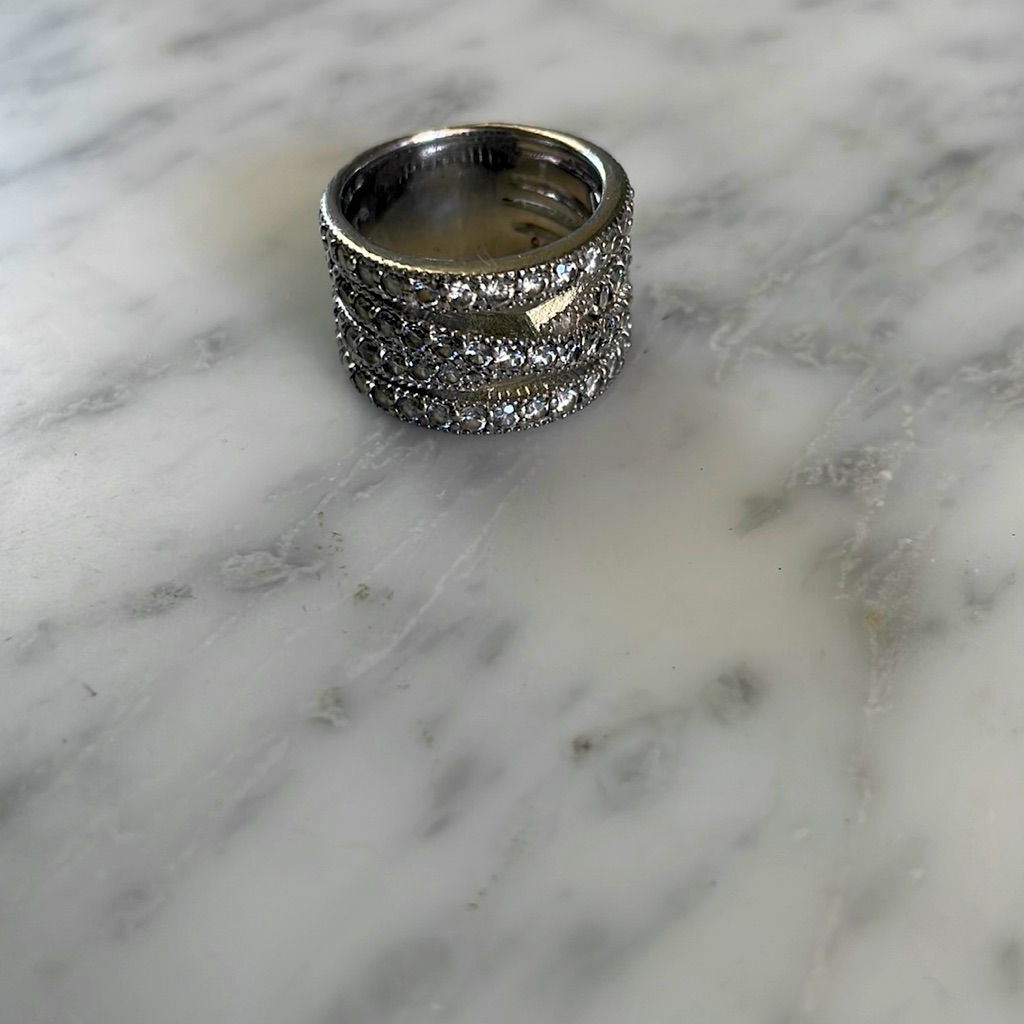 Gorgeous Silver Ring With Cz In Size 6 32$